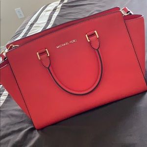 Classic selma leather messenger bag.